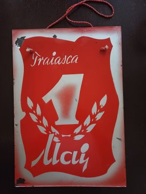 Material de propagandă comunistă realizat din sticlă vopsită, Trăiască 1 Mai
