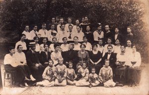 Eleve și profesori, fotografie de epocă