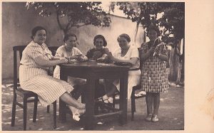 Femei jucând cărți, România, fotografie din perioada interbelică