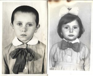 Copii în uniforme de grădiniță, România, perioada comunistă, lot de 2 fotografii