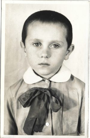 Copil în uniformă de grădiniță, România, perioada comunistă
