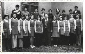 Elevi în uniforme școlare, România, perioada comunistă