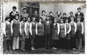 Elevi în uniforme școlare, România, perioada comunistă