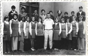 Elevi în uniforme școlare, România, perioada comunistă