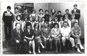 Elevi în uniforme școlare, România, perioada comunistă