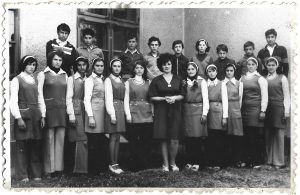 Elevi în uniforme școlare, România, perioada comunistă