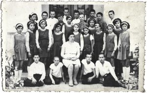 Elevi în uniforme școlare, România, perioada comunistă