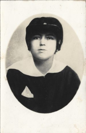 Elevă în uniformă școlară, România, fotografie din perioada interbelică