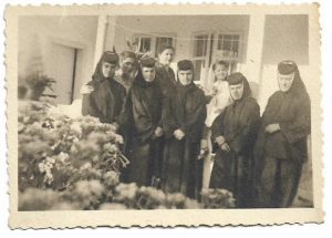 Măicuțe de la Mănăstirea Pasărea, comuna Brănești, anii 1930