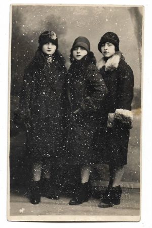 Trei fete, 1928, studio Feldmann, București