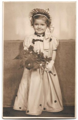 Fetiță, 1941, studio Julietta, București