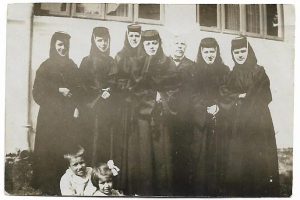 Măicuțe de la Mănăstirea Pasărea, comuna Brănești, anii 1930