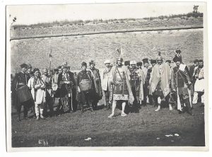 Cortegiul istoric care a defilat în fața Reginei Maria și a voievodului Mihai la Serbările Unirii de la Alba Iulia din anul 1929