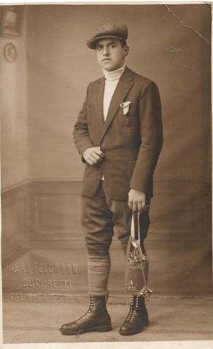 Tânăr în ținută de drumeție, studio Feldman, București, perioada interbelică