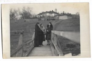 Călugăriță, în fundal mănăstirea Pasărea, perioada interbelică, foto prof Alex Ștefănescu