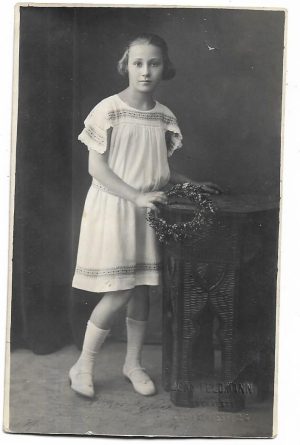 Fetiță cu coroniță, 1924, studio Feldmann, București