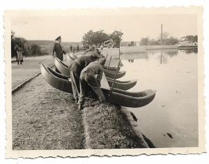Lansarea la apă a unei punți formate din patru bărci de asalt MAN model Lt-col Stan Vasile, brevet regal român nr 29534/1939, fabricată la Aquila Româno-Americană din București, la teste pe Lacul Tei, București
