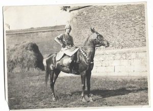 Membru al cortegiului istoric, reprezentând probabil pe unul dintre voievozii români, care a defilat în fața Reginei Maria și a voievodului Mihai la Serbările Unirii de la Alba Iulia din anul 1929
