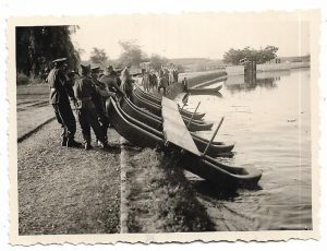 Lansarea pe mal, din apă, a punții formate din 4 bărci de asalt MAN model Lt-col Stan Vasile, brevet regal român nr 29534/1939, fabricată la Aquila Româno-Americană din București, la teste pe Lacul Tei, București