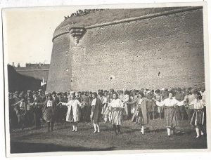 Horă a participanților la Serbările Unirii de la Alba Iulia din anul 1929 alături de membri ai cortegiului istoric care a defilat în fața Reginei Maria și a voievodului Mihai, alături de ofițeri și soldați ai armatei române
