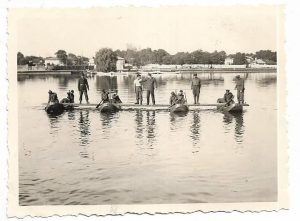 Experiențe de navigabilitate a unei punți formate din 4 bărci de asalt MAN model Lt-col Stan Vasile, brevet regal român nr 29534/1939, fabricată la Aquila Româno-Americană din București, la teste pe Lacul Tei, București