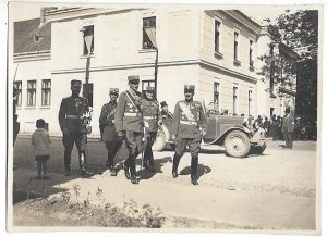 Ofițeri sârbi purtând numeroase decorații, însoțiți de un maior român, la Alba Iulia la Serbările Unirii din anul 1929