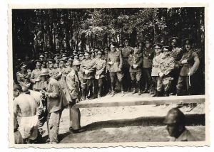 Ofițeri din Marele Stat Major, în frunte cu Dl General Șteflea Ilie, asistând la construcția punții din bărci de asalt MAN model Lt-col Stan Vasile, brevet regal român nr 29534/1939, fabricată la Aquila Româno-Americană din București