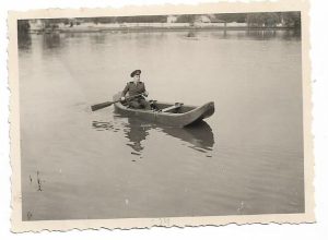 Barca de asalt MAN model Lt-col Stan Vasile, brevet regal român nr 29534/1939, fabricată la Aquila Româno-Americană din București, la teste pe Lacul Tei, București, cu un om (căpitan Vlădeanu Tiberiu din Direcția Geniului), exemplificarea lopătării cu o singură lopată