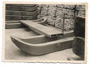 1 lacră pe 2 bărci, în poziția punții de asalt a bărcii de asalt MAN model Lt-col Stan Vasile, brevet regal român nr 29534/1939, fabricată la Aquila Româno-Americană din București