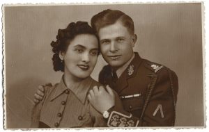 Sublocotenent Petre Strochi din Regimentul 2 Vânători de Gardă Regina Elisabeta în ținută model 1941, cu însemn de rănit, furajera Ordinului Steaua României, bareta Ordinului Coroana României cu spade și panglică de Virtute Militară în grad de cavaler, bareta medalia Cruciada împotriva comunismului cu bareta Odesa și bareta medalia Centenarul Regelui Carol I, 1943, București