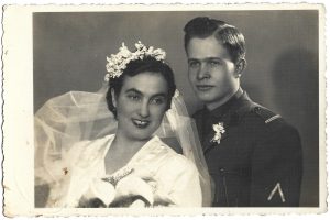 Sublocotenent Petre Strochi, cu însemn de rănit, 1941, studio Foto Lux, București
