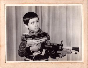 Copil cu jucărie, România, fotografie din perioada comunistă