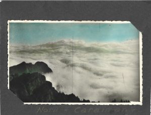 Norii văzuți de pe Caraiman, fotografie colorizată din perioada regalității