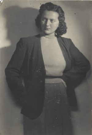 Tânără, studio Polyfoto București