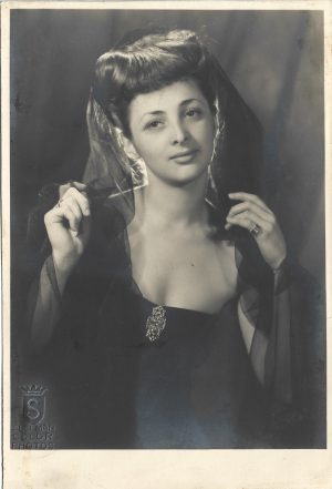 Tânără, studio Sellman Photos, București
