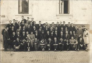 Studenți fotografiați în fața Căminului studenților covurluieni, București, perioada interbelică