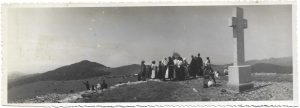 Rugăciune la Crucea lui Avram Iancu de pe Muntele Găina la Târgul de Fete din anul 1934