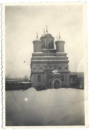 Mănăstirea Curtea de Argeș iarna, anii 1940