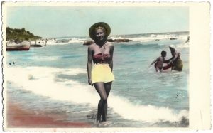 Tânără pe litoralul românesc, fotografie colorizată din perioada regalității, studio Bilinski, București