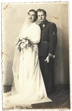 Sublocotenent Petre Strochi, cu însemn de rănit, 1941, studio Foto Lux, București