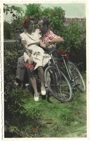 Tineri cu bicicletă, fotografie colorizată din perioada regalității, studio Bilinski, București