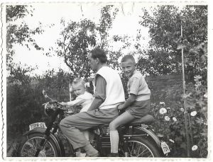Motocicletă cu număr de înmatriculare de Cluj, fotografie din perioada comunistă