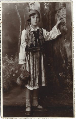 Tânără în port popular românesc, studio Rembrandt, Galați, perioada interbelică