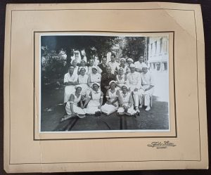 General de brigadă român în ținută model 1930 alături de medici militari, infirmieră instructor și infirmiere eleve de la Crucea Roșie Română, 1935, București, cel mai probabil în fața Pavilionului Domnița Ileana, sediul școlii de infirmiere al Crucii Roșii Române