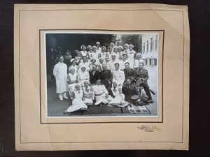 Locotenent-colonel român alături de medici militari, un locotenent din Regimentul 4 Roșiori Regina Maria, infirmieră instructor și infirmiere eleve de la Crucea Roșie Română, 1935, București, cel mai probabil în fața Pavilionului Domnița Ileana, sediul școlii de infirmiere al Crucii Roșii Române