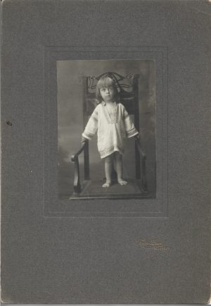 Diplomatul Titu Rădulescu-Pogoneanu la vârsta de 2 ani în anul 1916, în port popular românesc, studio Foto Lux, București