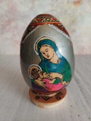 Ou din lemn pictat manual cu motive religioase, Fecioara Maria cu pruncul