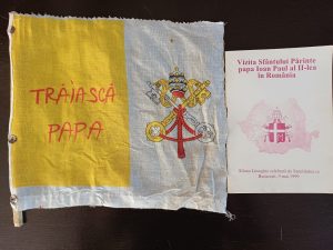 Steguleț cu inscripția Trăiască Papa, în culorile papale, cu însemnul heraldic al Vaticanului și broșură Sfânta liturghie celebrată de Sanctitatea sa la București la 9 mai 1999 cu ocazia vizitei Sfântului Părinte papa Ioan Paul al II-lea în România