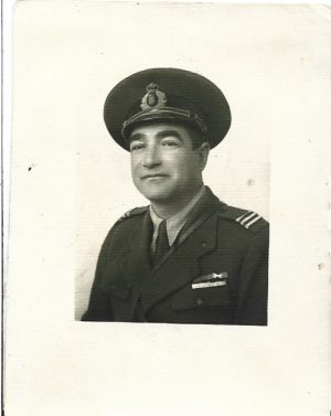 Profesor universitar dr Coriolan Cotuțiu în uniformă de căpitan medic militar, cu bareta medaliei Ferdinand cu spade, pe lângă altele, perioada regalității
