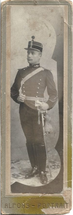 Sublocotenent român de artilerie, cu sabie, în uniformă model 1895, 1905, studio Victoria, București